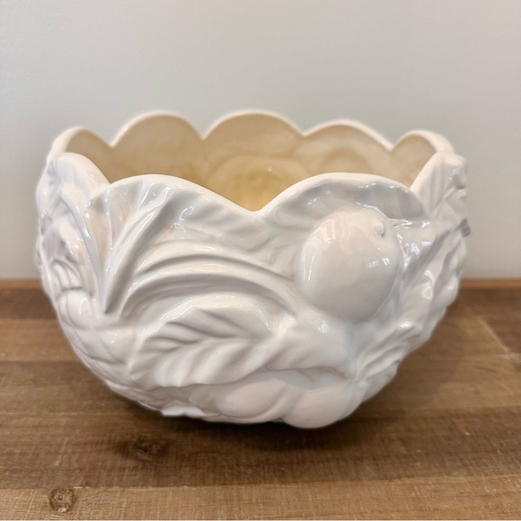 Vintage Bone White Embossed Fruit Bowl Scalloped Edges Dining Storage Planter - Picture 3 of 8